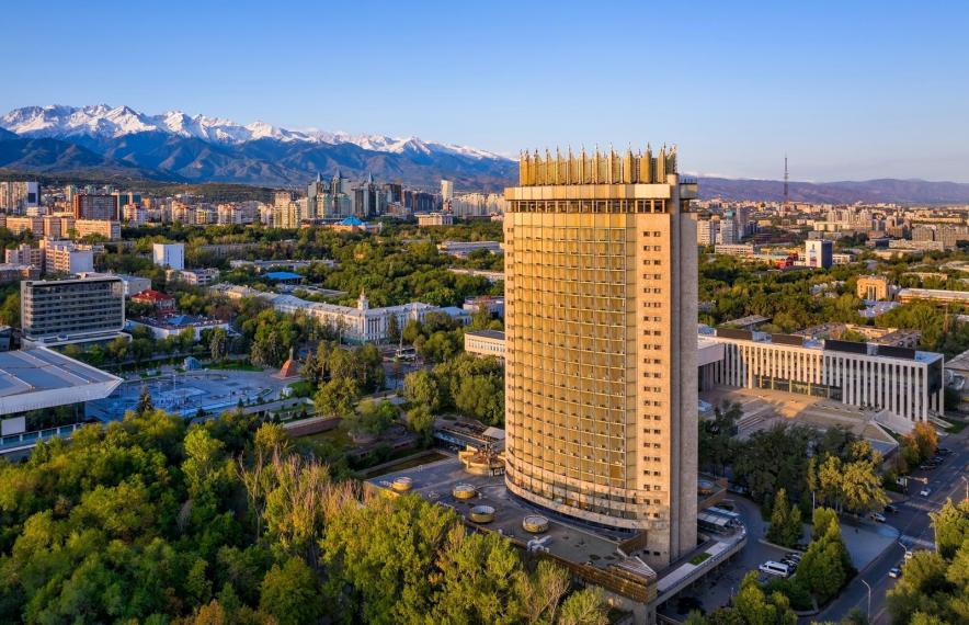 К какому архитектурному стилю относится здание гостиницы "Казахстан"?