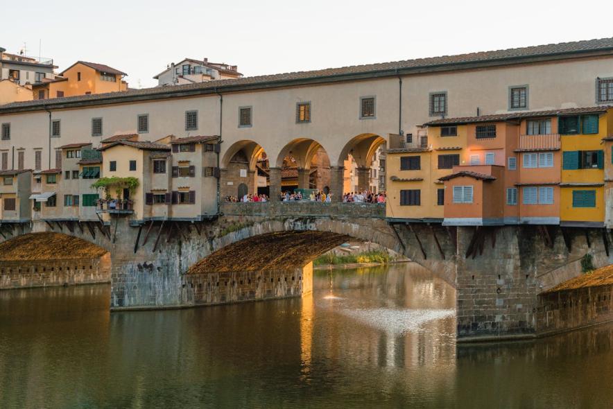 Знаменитый мост Понте Веккьо во Флоренции закроют на два года