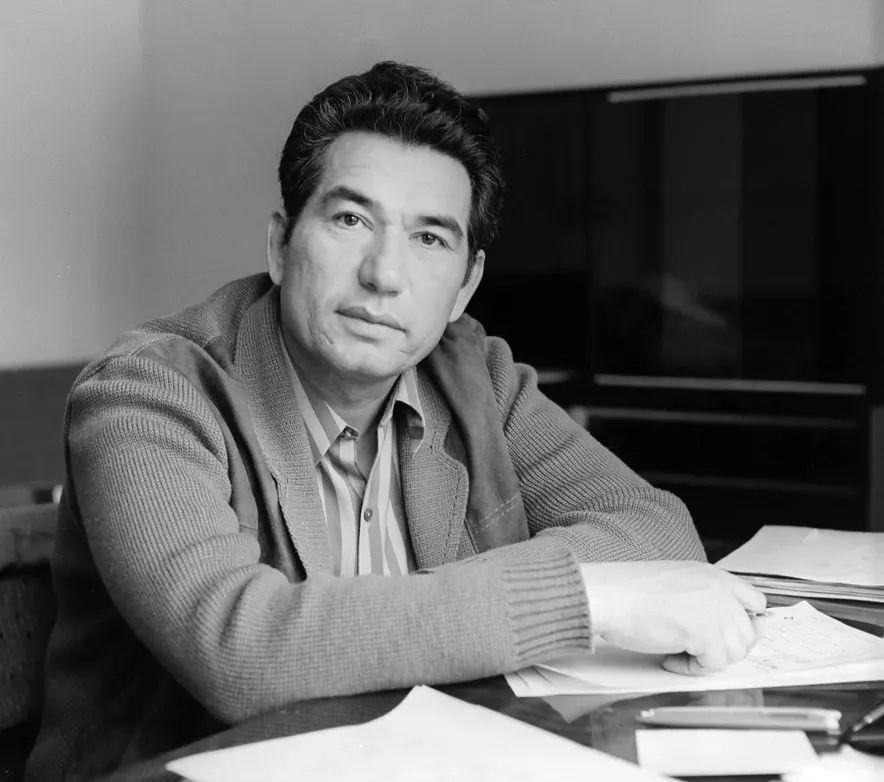 Какое учебное заведение окончил кыргызский писатель Чингиз Айтматов?