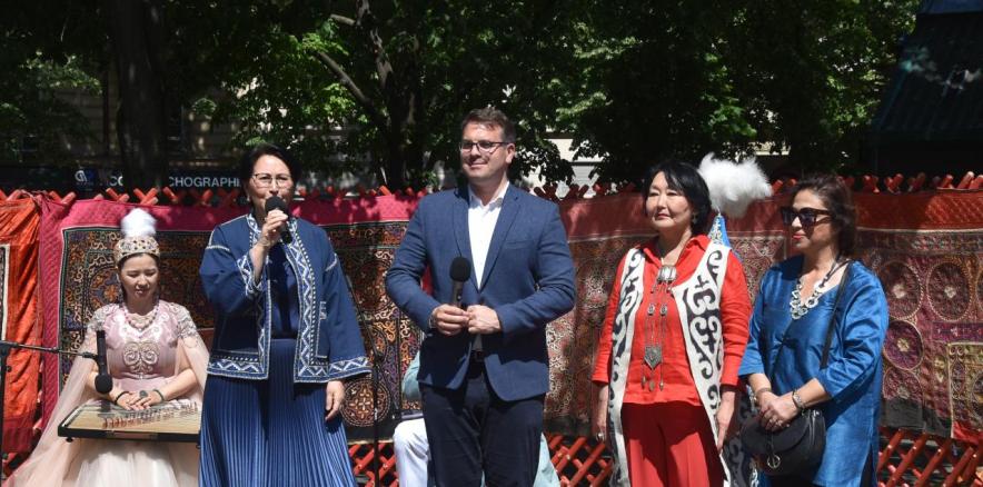 Париж төрінде қазақтың ұлттық мәдениетін насихаттайтын Қазақ ауылы шарасы өтті