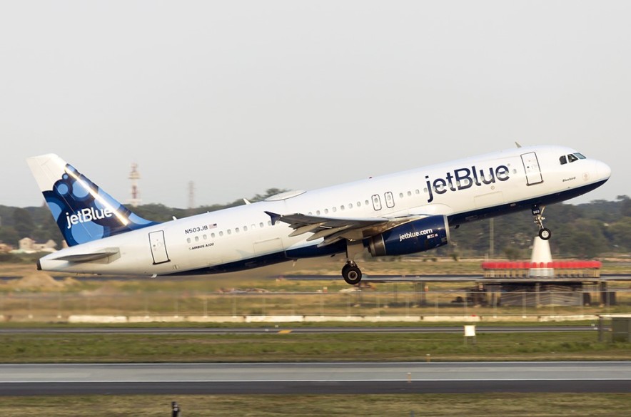 Авиакомпания JetBlue получила рекордный штраф за "хронические задержки рейсов"