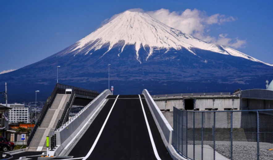Mt. Fuji Dream Bridge в Японии стал жертвой популярности: местные жители жалуются на наплыв туристов