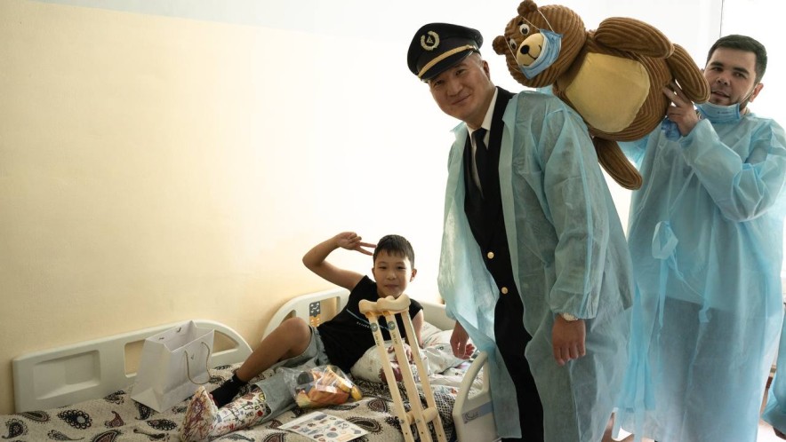 Air Astana Балаларды қорғау күніне орай балалар ауруханасының емделушілерін құттықтады