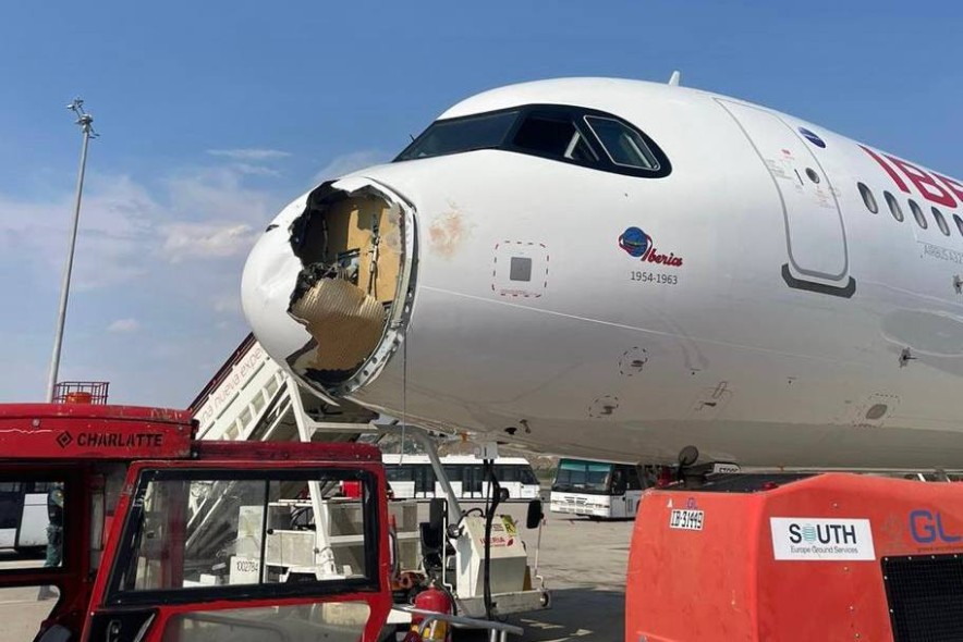 Новый Airbus A321XLR авиакомпании Iberia получил серьёзные повреждения после столкновения с птицами
