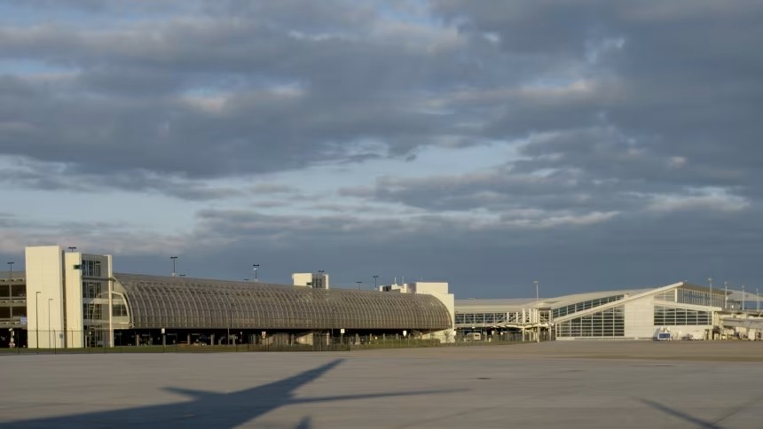 Кибератака на аэропорты США и Канады: хакеры взломали системы громкой связи