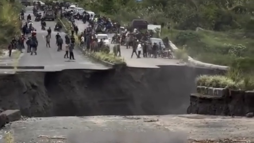 Индонезия: дорога исчезла за секунды прямо во время ремонтных работ