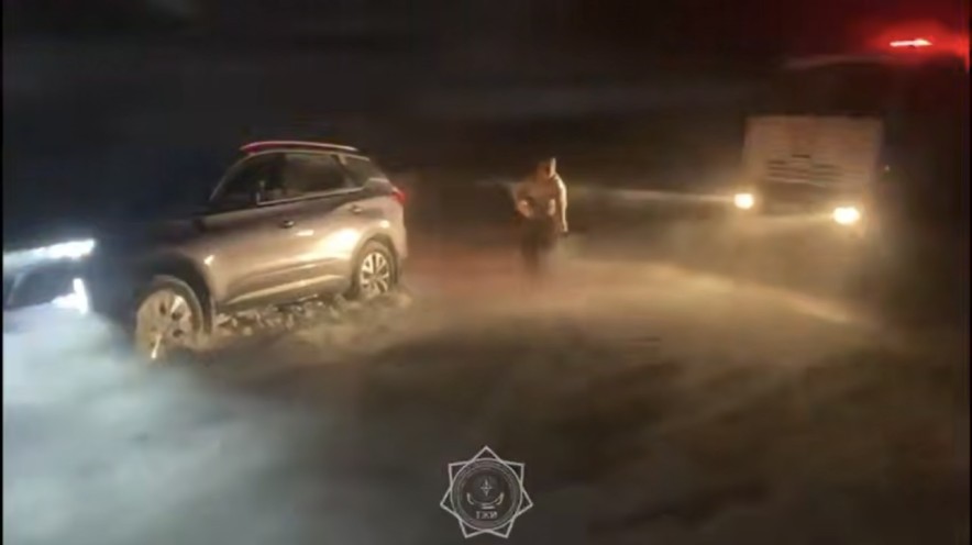 Құтқарушылар қар құрсауында қалған 15 адамды эвакуациялады