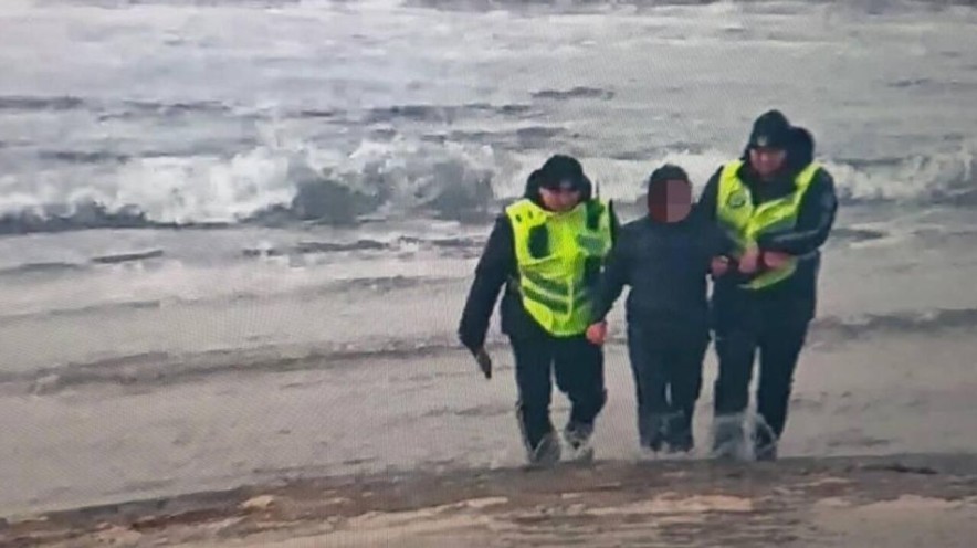 Полицейские Актау бросились в море и спасли тонущего подростка