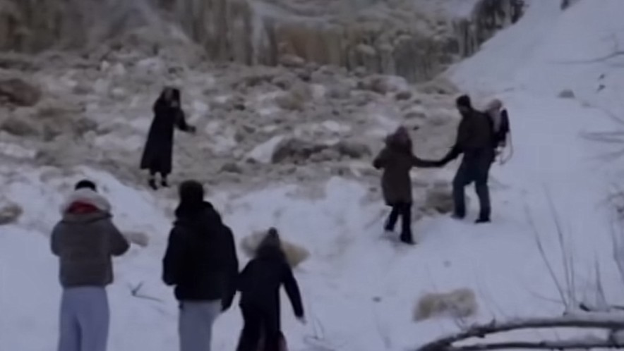 Ледяной обвал: в Эстонии глыбы замёрзшего водопада рухнули рядом с туристами