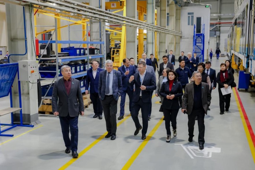 Депутаты Сената посетили производство новых пассажирских вагонов в Астане