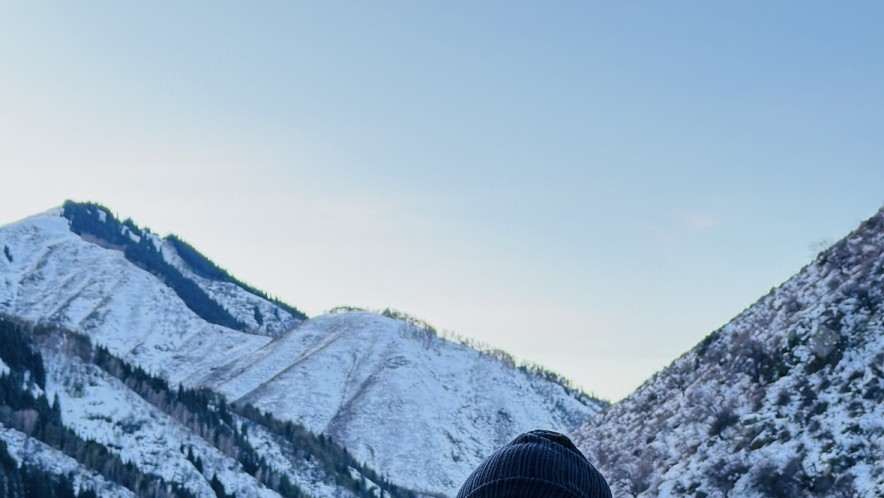 Лыжница упала в ущелье на горнолыжной базе в Кыргызстане и получила тяжелые травмы