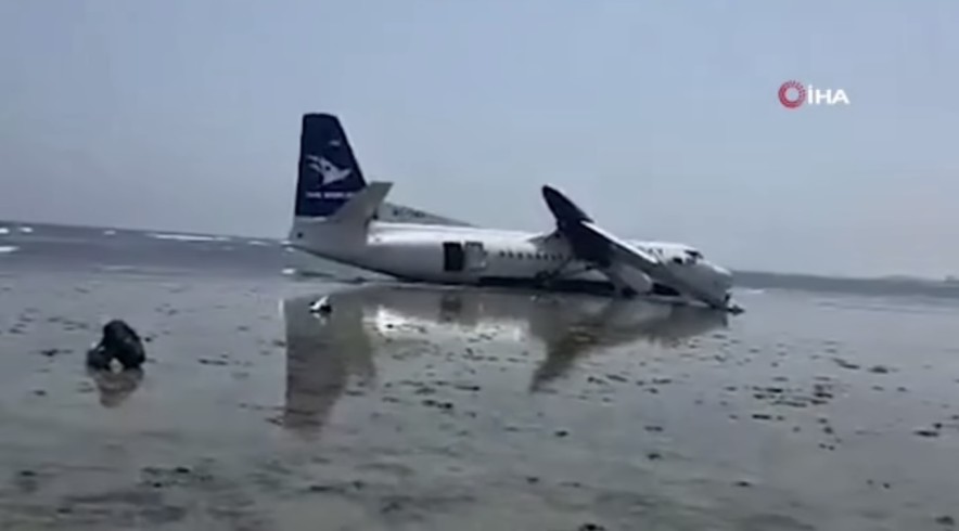 Пассажирский самолет совершил аварийную посадку у побережья Могадишо