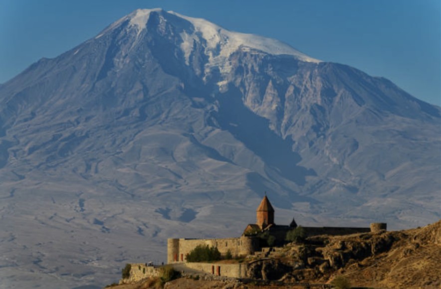 Армения отменяет визы до июля 2026 года: монастыри, горные тропы и кафе 
