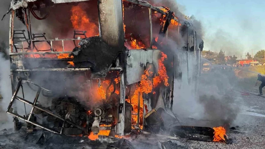 Туристический автобус полностью сгорел на трассе Мармарис — Датча в Турции