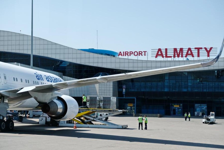В аэропорту Алматы объяснили подтопление терминалов после ливня