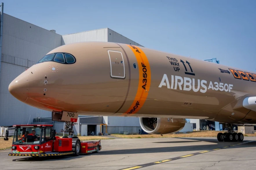 Airbus алғашқы A350F ұшағын «ұшатын сәлемдеме» ливреясында көрсетті