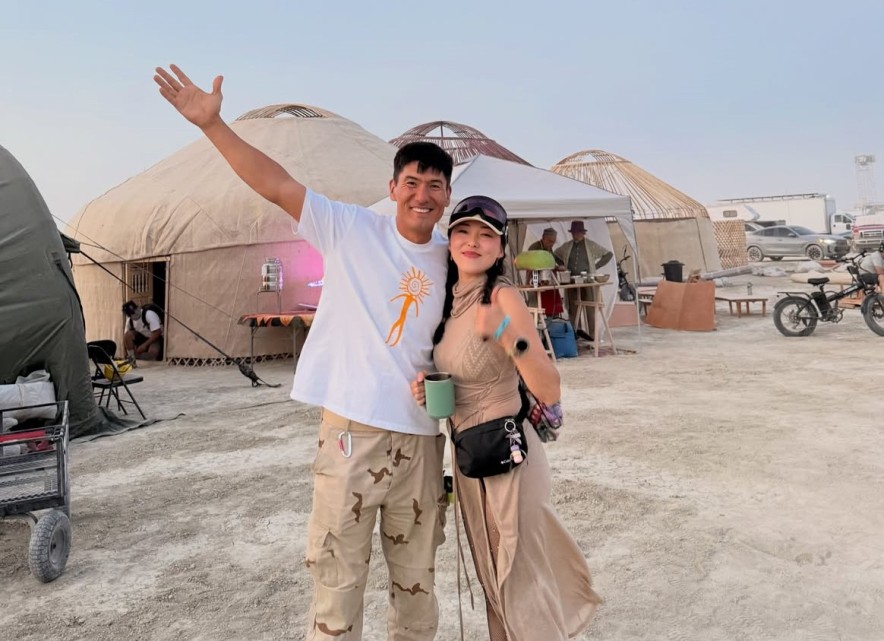11 юрт посреди пустыни: как Казахстан представили на Burning Man