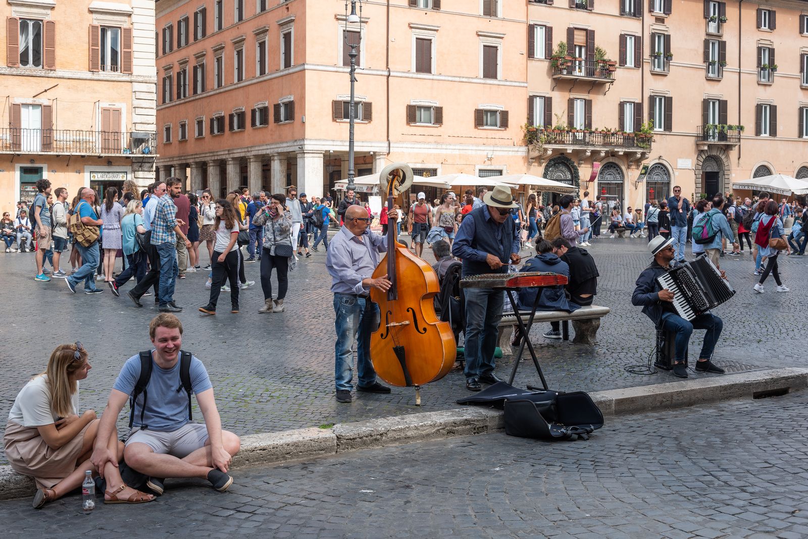 Рим туристы уличный музыкант