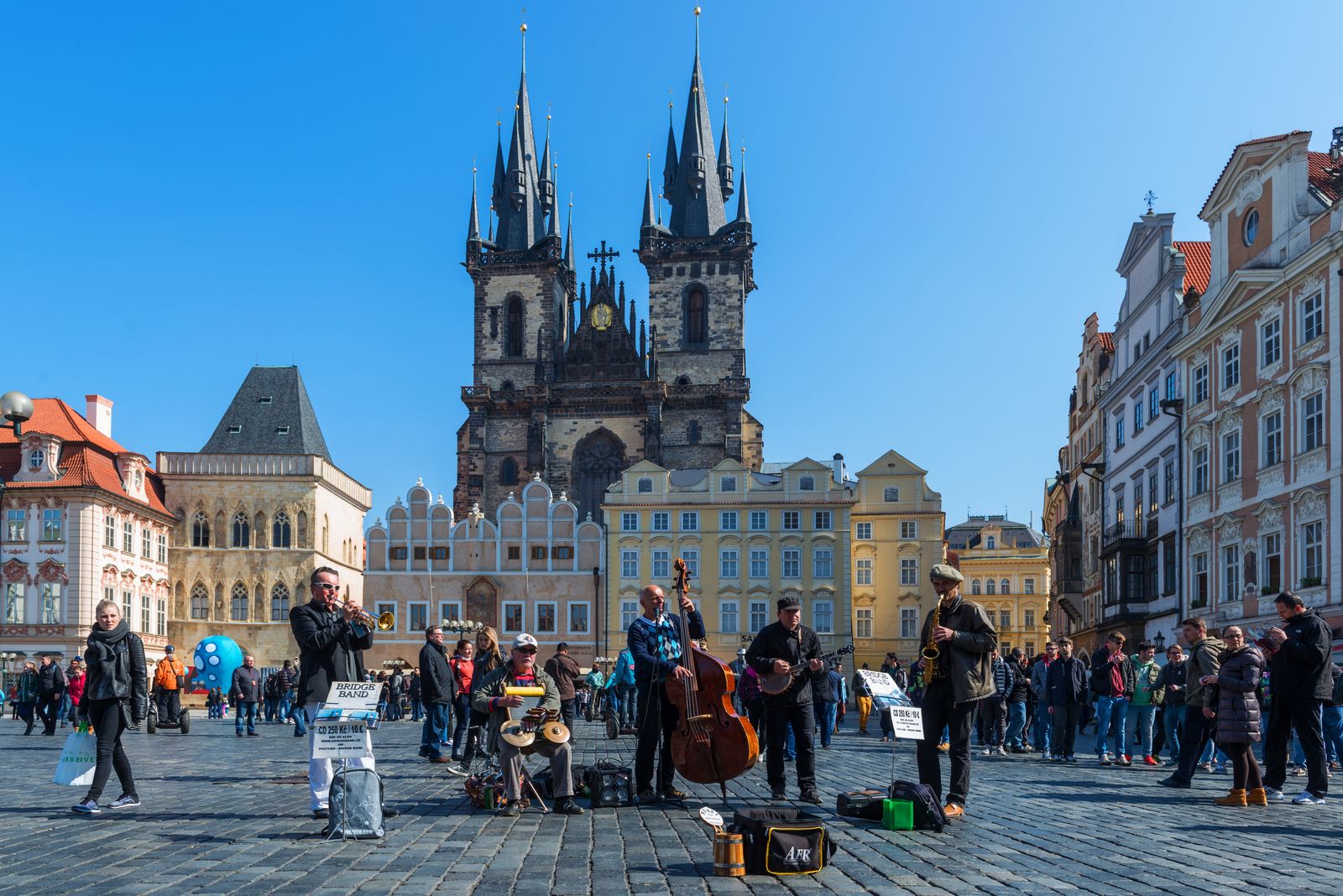 Прага музыканты на площади